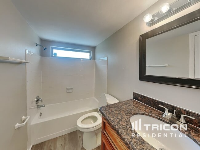Building Photo - 730 College Hill Dr
