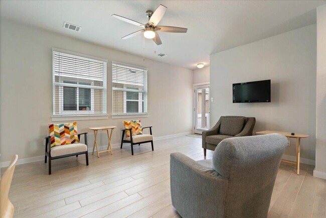 Building Photo - 330 Hortus Dr