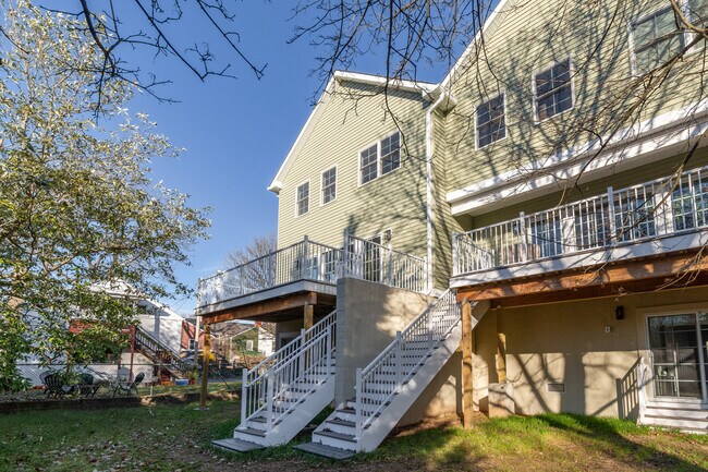 Building Photo - 17 Wilson St