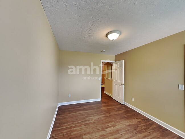 Building Photo - 6012 Mountview Dr