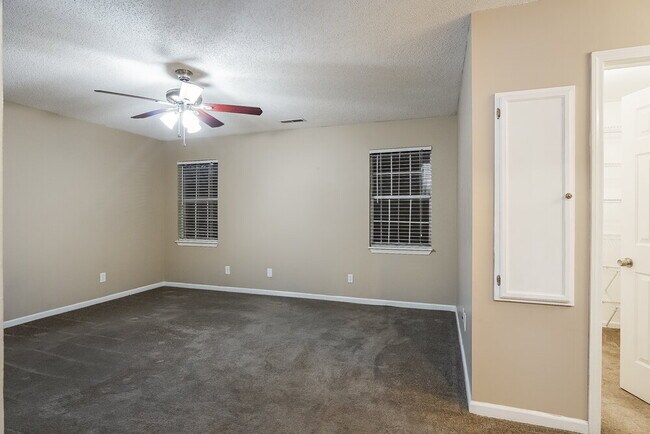 Building Photo - 144 Carriage Dr