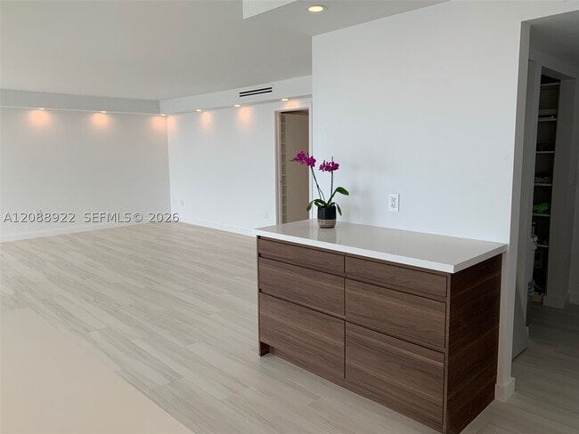 Building Photo - 881 Ocean Dr
