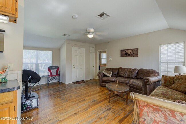 Building Photo - Charming & Unique 4 Bedroom