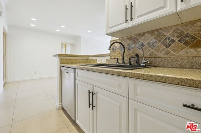 Building Photo - 5535 Canoga Ave