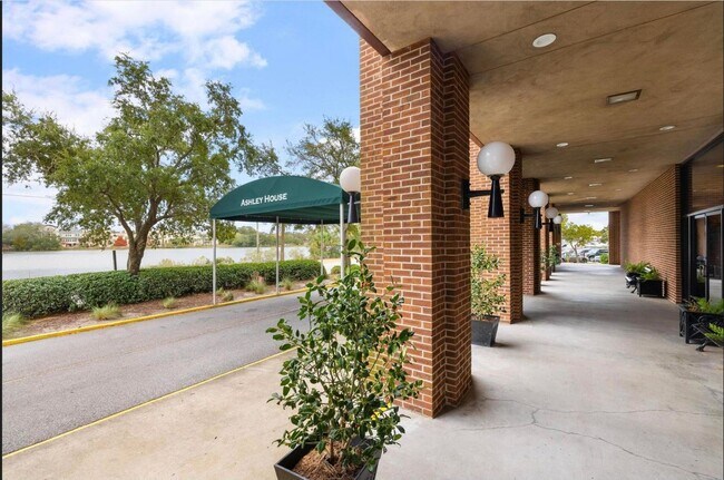 Building Photo - Renovated Two Bedroom Condo