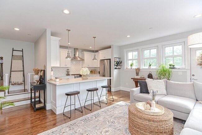 Building Photo - 52R River St