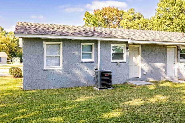 Building Photo - 100-123 Sycamore Ct