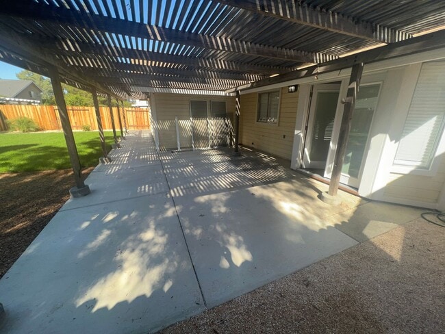 Building Photo - Great looking home on a court location wit...