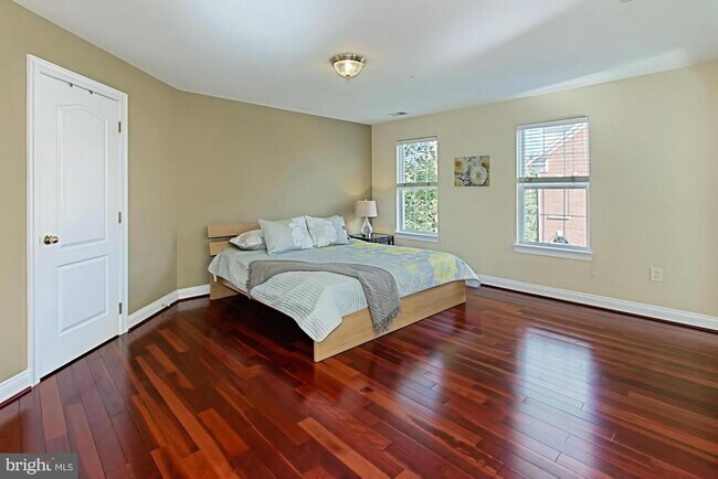 Building Photo - 5060 Kilburn St