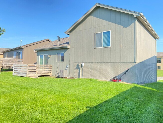 Building Photo - Beautiful 3 bed 2 bath house $1995, Glenmo...