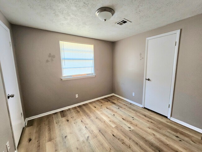 Building Photo - 102 White Oak Dr