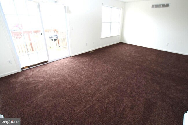 Building Photo - 219 E Sheldrake Cir