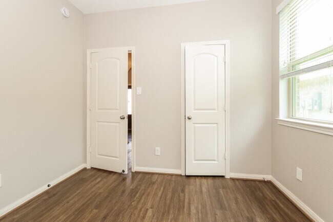Building Photo - 320 Terra Vis Cir