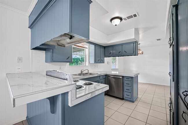 Building Photo - 5010 Shilo Dr