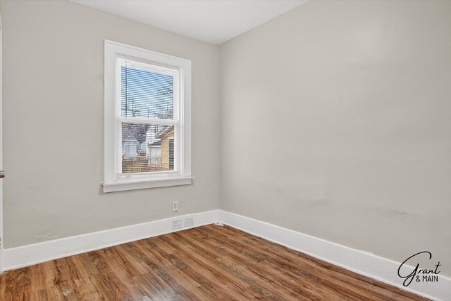 Building Photo - $1300 4 bedrooms