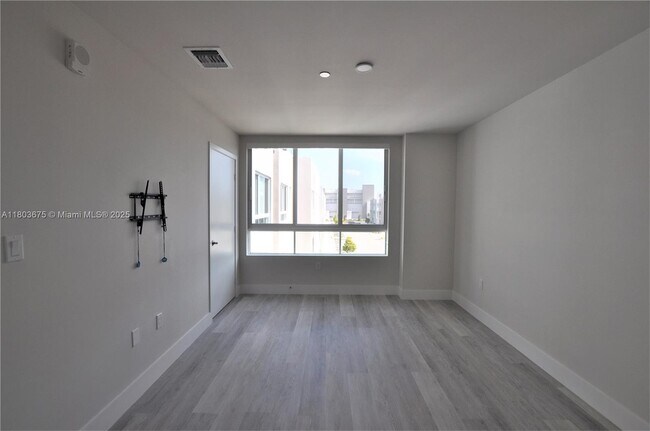 Building Photo - 2505 NE 193rd St