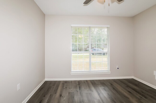 Building Photo - 7122 Woodland Oaks