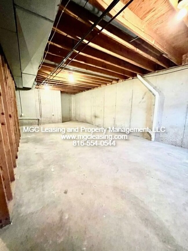 Building Photo - Convenient Raymore Living Near I-49, Shopping & Parks