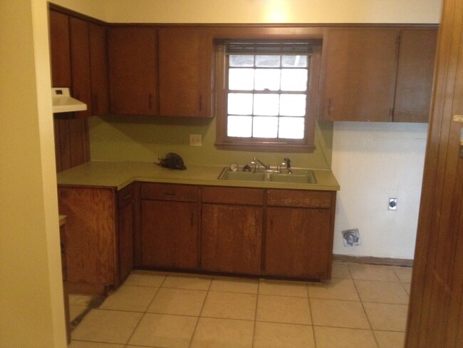 Building Photo - **AVAILABLE NOW**3 Bedroom / 2 Bathroom Ho...