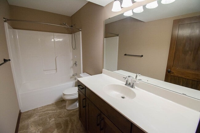 Building Photo - Move-In Ready NW Rochester Home with Finished Lower Level