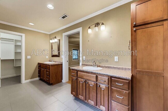 Building Photo - 911 Eicher Ave
