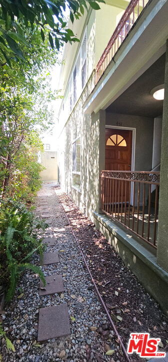 Building Photo - 451 S Doheny Dr