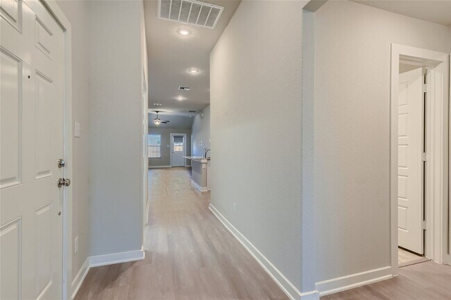 Building Photo - Gorgeous 2 bedroom rental! Half off of the first full month’s rent for applications submitted by ...