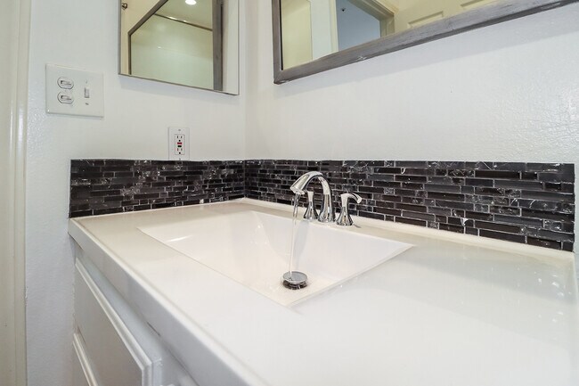 Building Photo - 11920 Goshen Ave