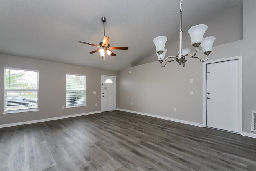 Building Photo - 2790 Woodland Creek Loop