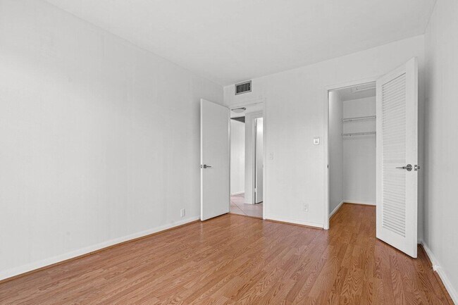 Building Photo - 74 Mansfield B