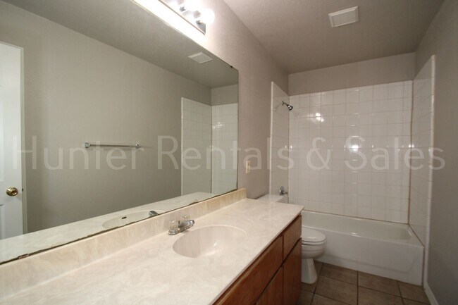 Building Photo - Modern Comforts & Great Location – Elms Ru...
