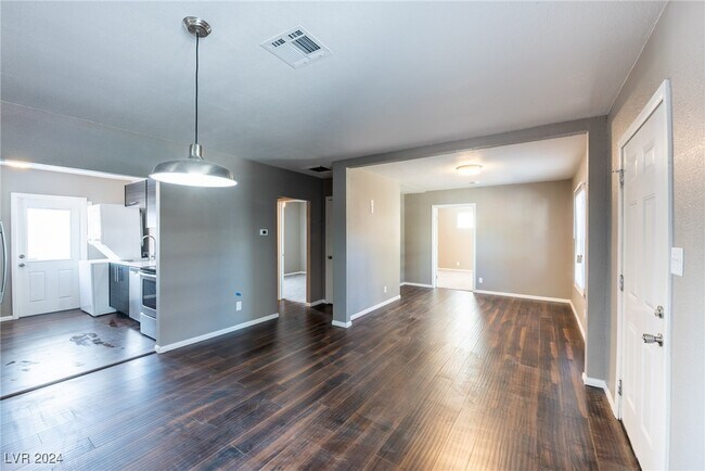 Building Photo - 227 S Texas Ave