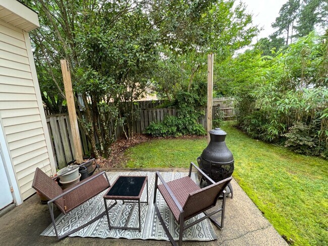 Building Photo - Adorable 3 Bedroom Townhouse w/ 1st Floor ...