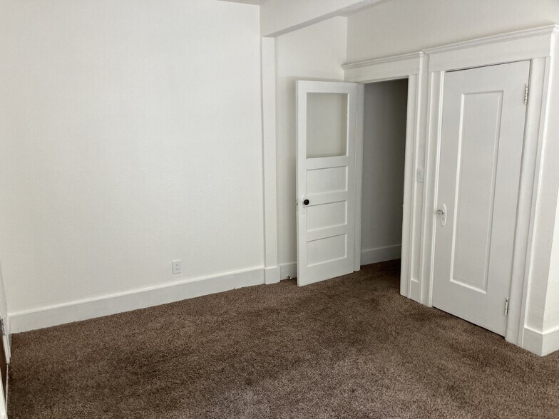 Building Photo - 2337 Waverly St