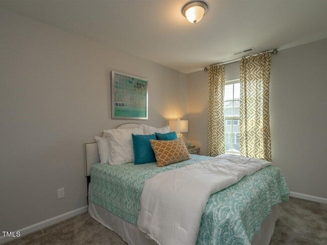 Building Photo - Gorgeous new townhome in the heart of Clay...