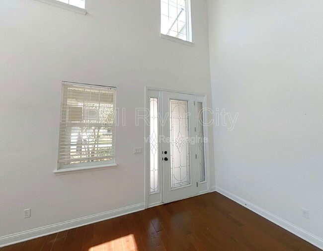 Building Photo - 2099 Club Lake Dr