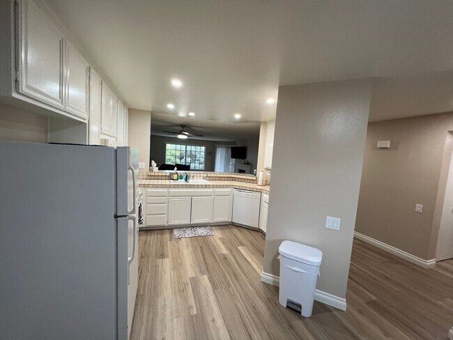 Building Photo - Two bedroom condo on the beach