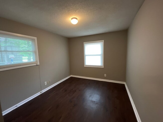 Building Photo - **AVAILABLE NOW**3 Bedroom / 1 Bathroom Ho...