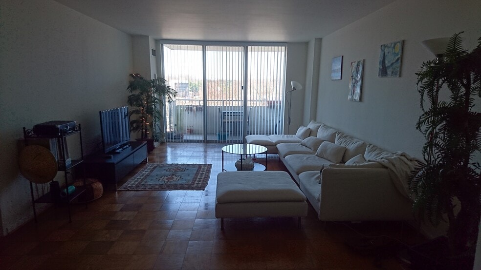 Living room with balcony - 5101 River Rd