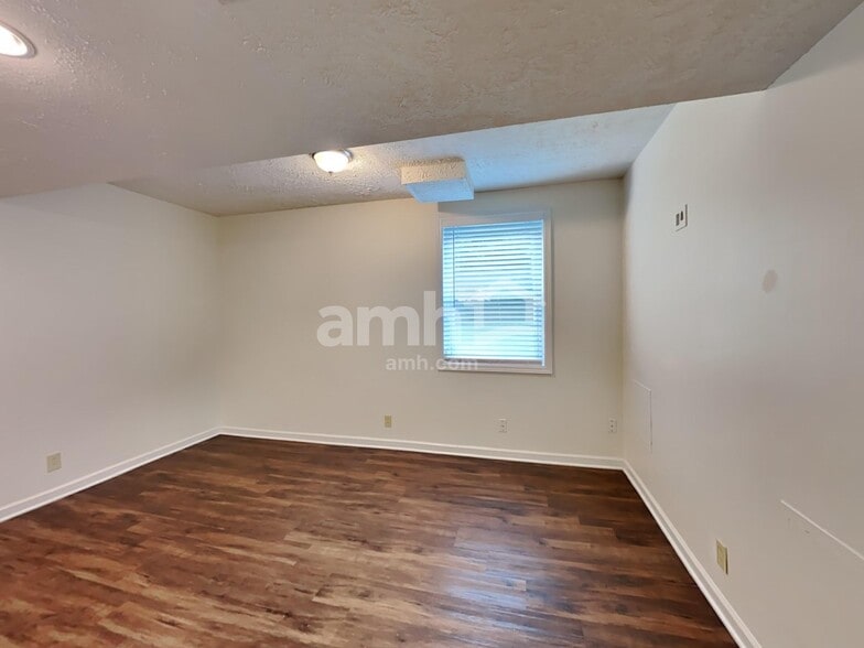 Building Photo - 307 Briarwood Ln