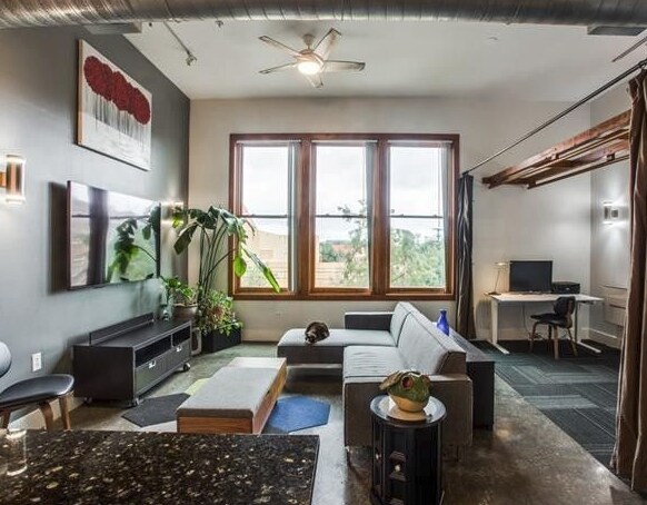 Building Photo - 2502 Live Oak St