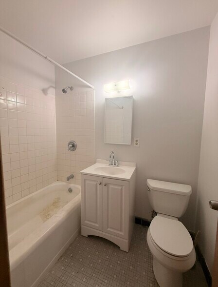 Building Photo - 4002 N Farwell Ave