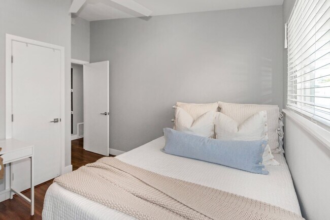 Building Photo - Long Term Unfurnished Rental available a f...