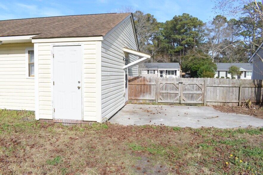 Building Photo - 233 Brighton Rd