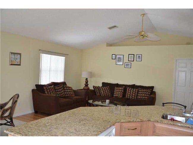 Building Photo - Off-Season Rental 3BR 2BA with pool in Sebastian