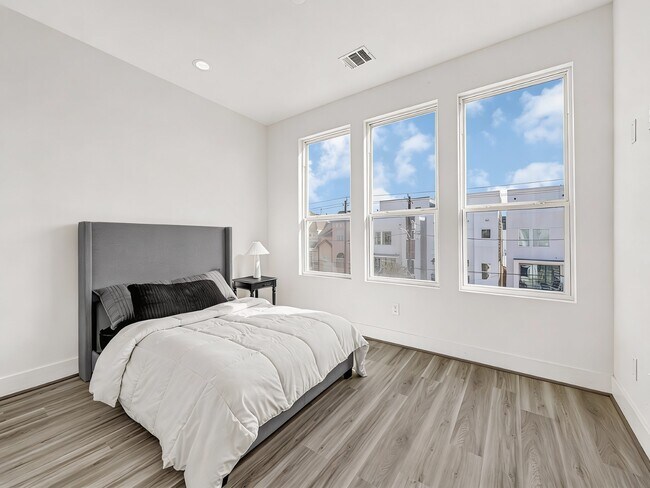 Building Photo - 3313 Baer St