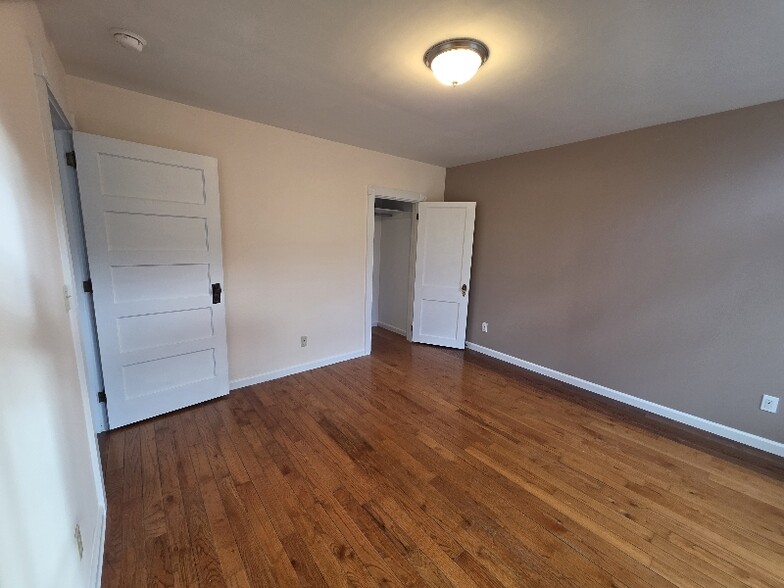 Building Photo - 296 Main St