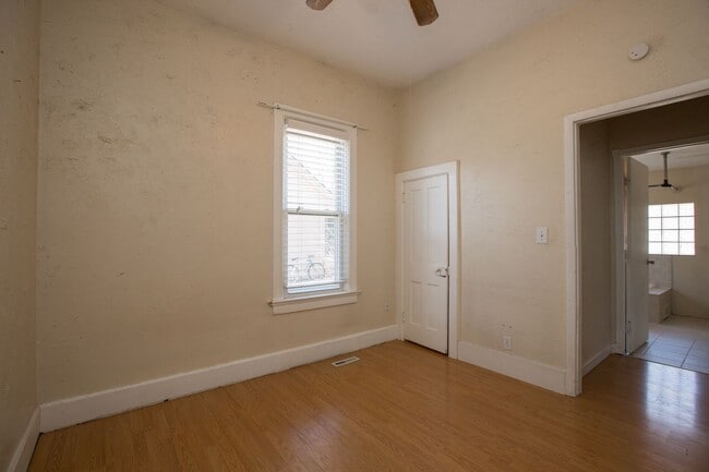 Building Photo - Charming Old Town Bungalow!