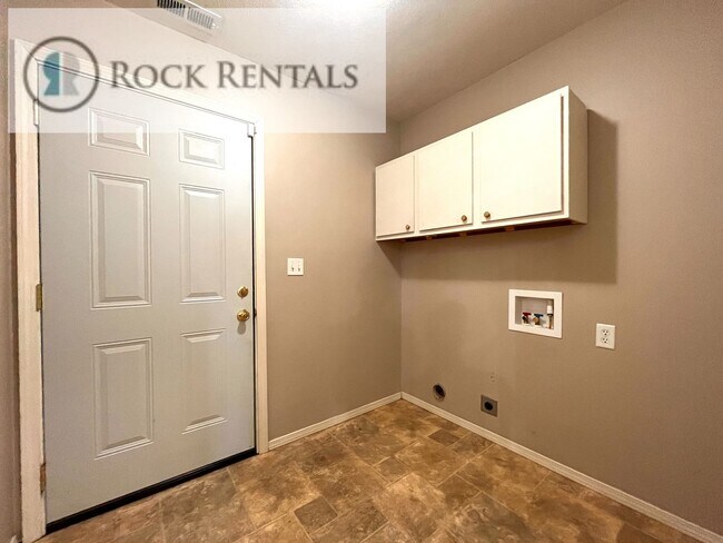 Building Photo - 3 Bed 2 Bath House with Attached Garage