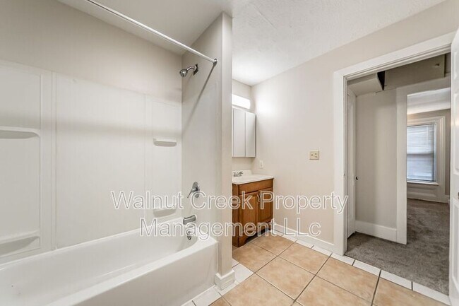 Building Photo - 870 S Main St